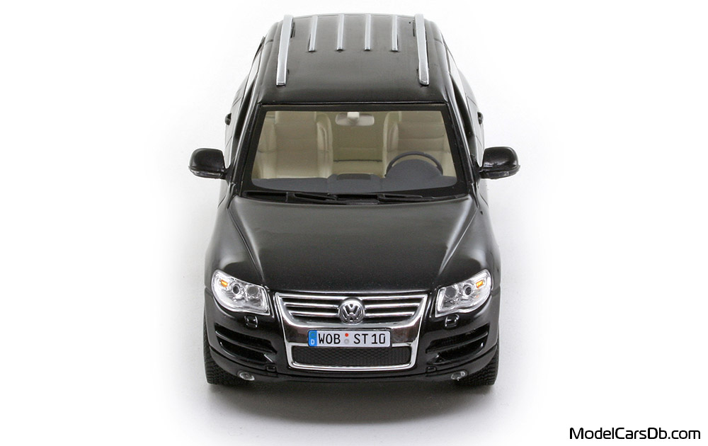 2007 - Volkswagen Touareg V10 TDI Minichamps 1/43 (Черен) Предница