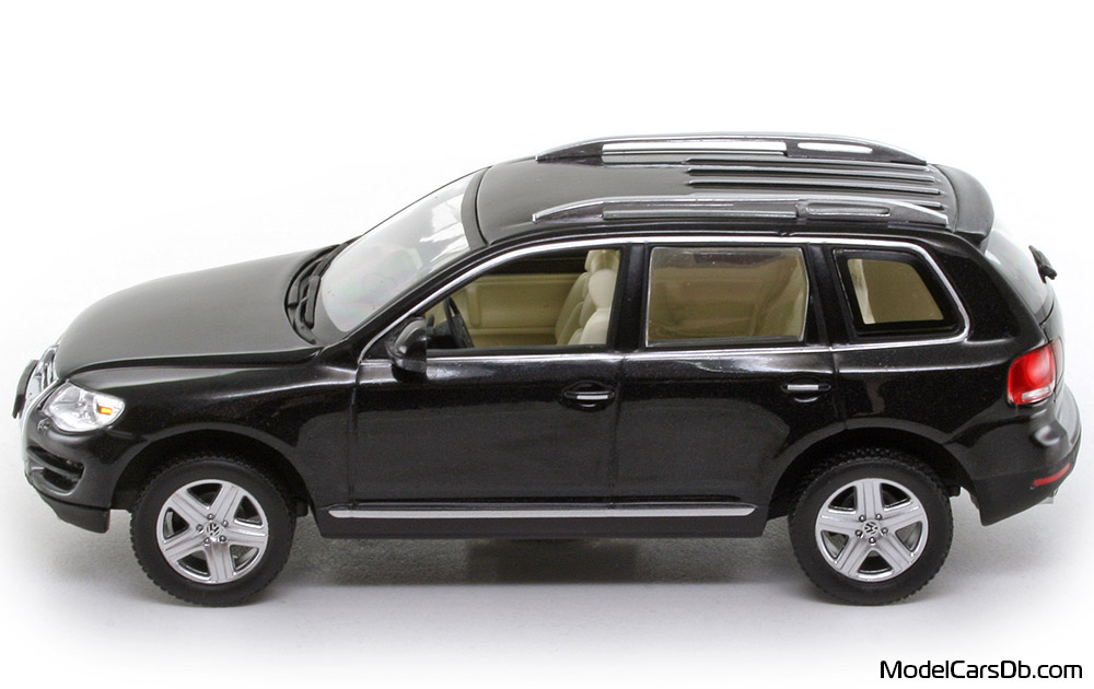 2007 - Volkswagen Touareg V10 TDI Minichamps 1/43 (Черен) Страна