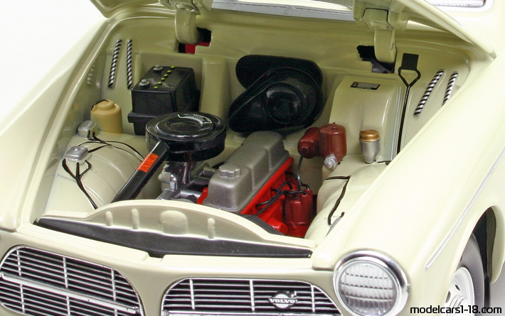 1966 - Volvo P121 Amazon Revell 1/18 (Бял) Двигател