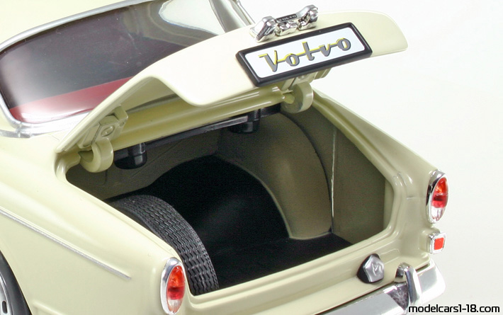 1966 - Volvo P121 Amazon Revell 1/18 (Бял) Багажник / Отварящи се фарове