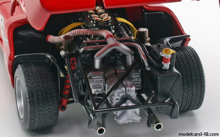 1968 - Alfa Romeo 33.2 Daytona Ricko 1/18 (Rot / Weiß) Motor