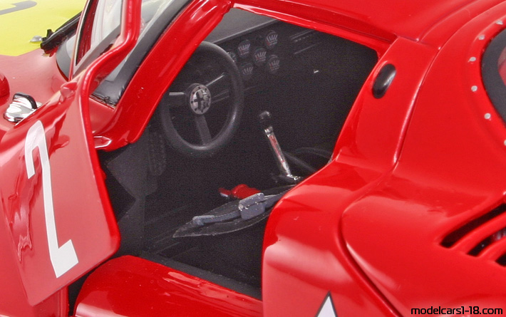 1968 - Alfa Romeo 33.2 Daytona Ricko 1/18 (Rot / Gelb) Innenraum Armaturenbrett