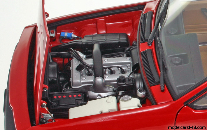 1980 - Alfa Romeo Alfetta GTV 2.0 AutoArt 1/18 (Rot) Motor