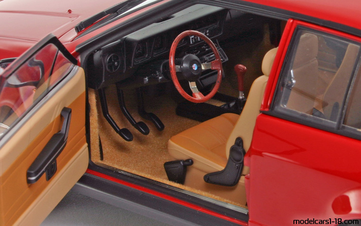 1980 - Alfa Romeo Alfetta GTV 2.0 AutoArt 1/18 (Rot) Innenraum Armaturenbrett
