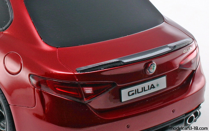 2016 - Alfa Romeo Giulia Quadrifoglio Otto Models 1/18 (Rot) Kofferraum / Klappbare Scheinwerfer