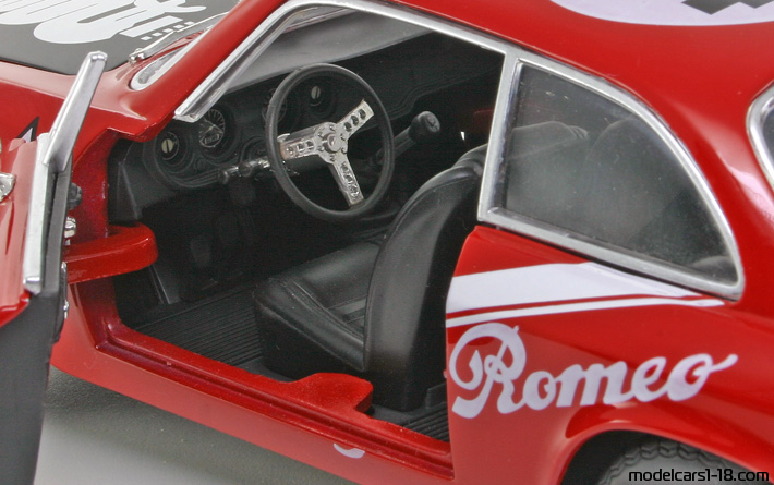 1965 - Alfa Romeo Giulia Sprint GTA Road Signature 1/18 (Rot / Schwarz) Innenraum Armaturenbrett