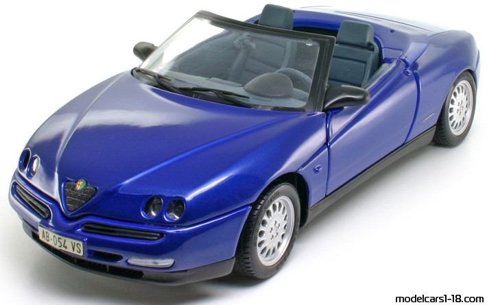 1995 - Alfa Romeo Spider Maisto 1/18 (Blau) Vorne linke Seite