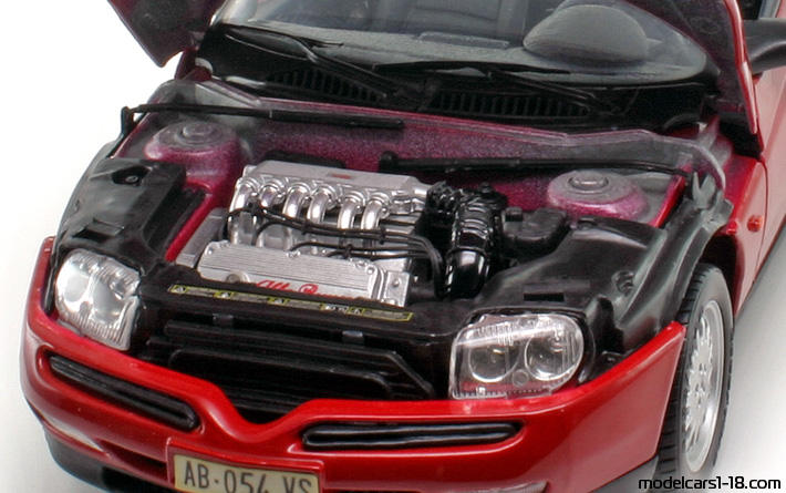 1995 - Alfa Romeo Spider Maisto 1/18 (Rot) Motor