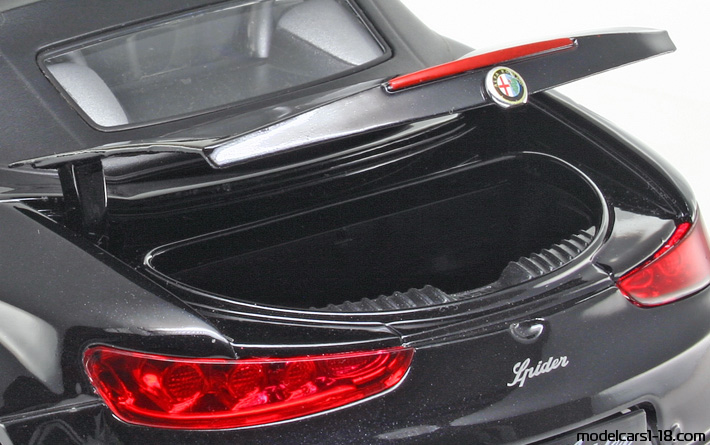 2005 - Alfa Romeo Spider Welly 1/18 (Schwarz) Kofferraum / Klappbare Scheinwerfer