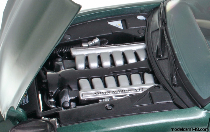 1999 - Aston Martin DB7 Vantage Maisto 1/18 (Grün) Motor