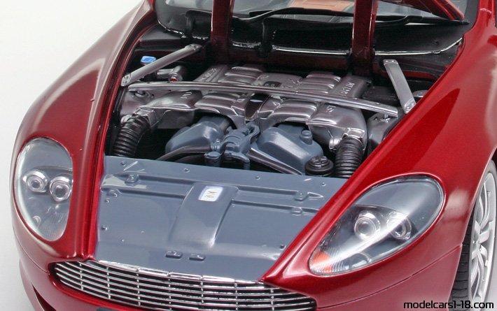 2004 - Aston Martin DB9 Volante Solido 1/18 (Rot) Motor