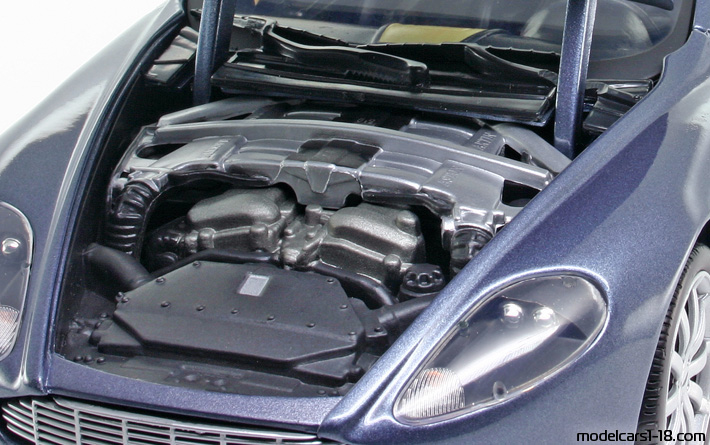 2004 - Aston Martin DB9 Mondo Motors 1/18 (Blau) Motor