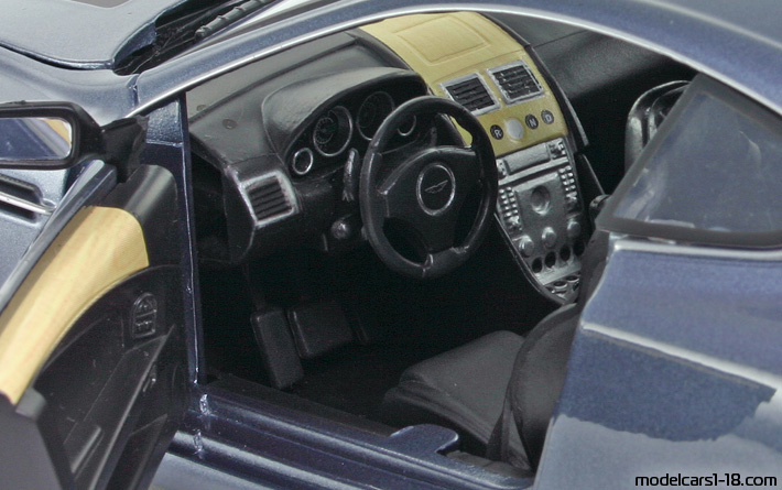 2004 - Aston Martin DB9 Mondo Motors 1/18 (Blau) Innenraum Armaturenbrett