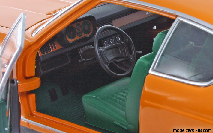 1970 - Audi 100 Coupe S (C1) Anson 1/18 (Orange) Innenraum Armaturenbrett
