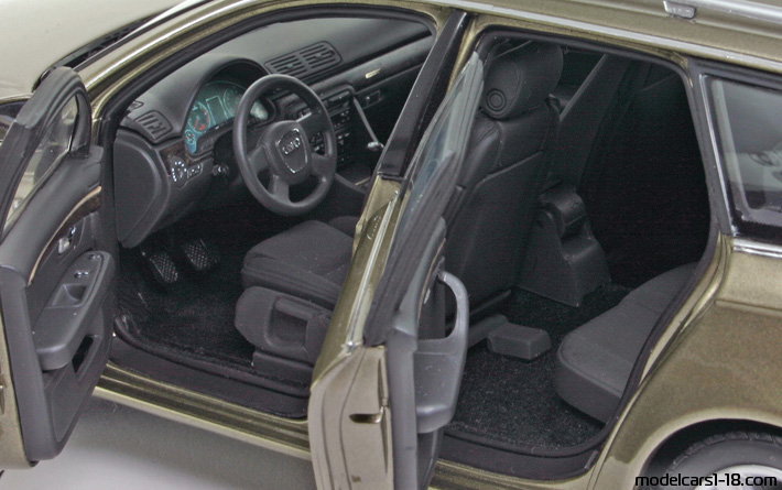2005 - Audi A4 3.2 Avant Quattro (B7) Minichamps 1/18 (Gold) Innenraum Armaturenbrett