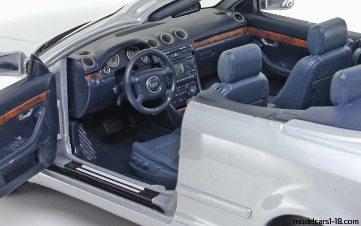 2003 - Audi A4 Cabriolet (B6) Motor Max 1/18 (Silber) Innenraum Armaturenbrett