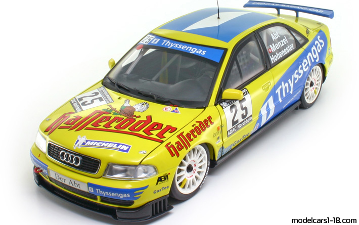 1999 - Audi A4 STW (B5) UT 1/18 (Gelb / Blau) Vorne linke Seite
