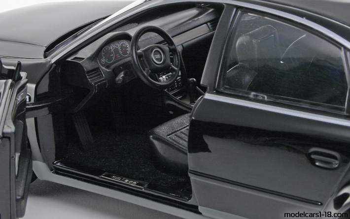 1997 - Audi A6 (C5) Checkmate Models 1/18 (Schwarz) Innenraum Armaturenbrett