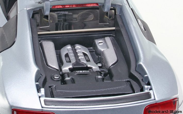 2007 - Audi R8 (42) Maisto 1/18 (Silber / Schwarz) Motor