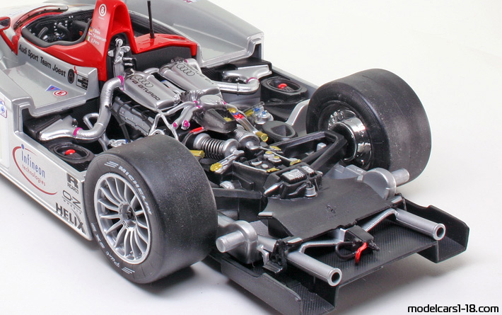 2000 - Audi R8 Maisto 1/18 (Silber / Rot) Motor