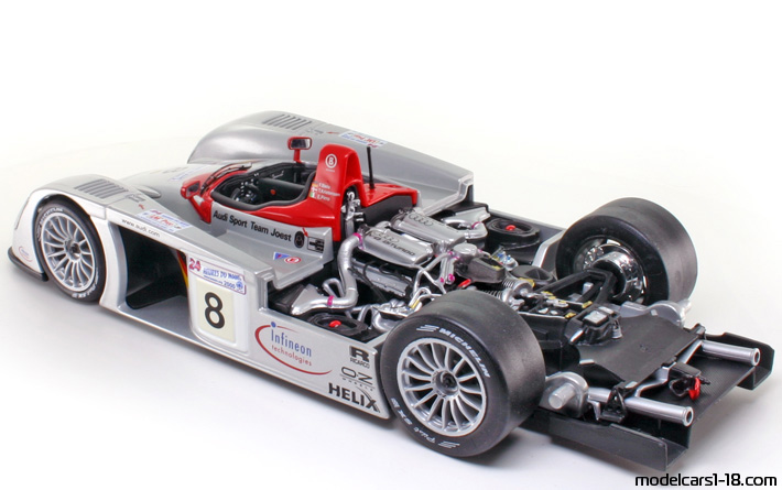 2000 - Audi R8 Maisto 1/18 (Silber / Rot) Zu öffnende Teile