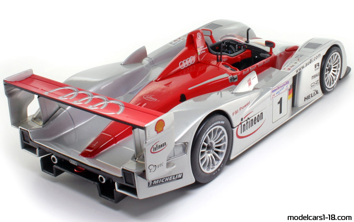 2002 - Audi R8 Maisto 1/18 (Silber / Rot) Hinten rechte seite