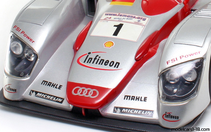 2002 - Audi R8 Maisto 1/18 (Silber / Rot) Kofferraum / Klappbare Scheinwerfer