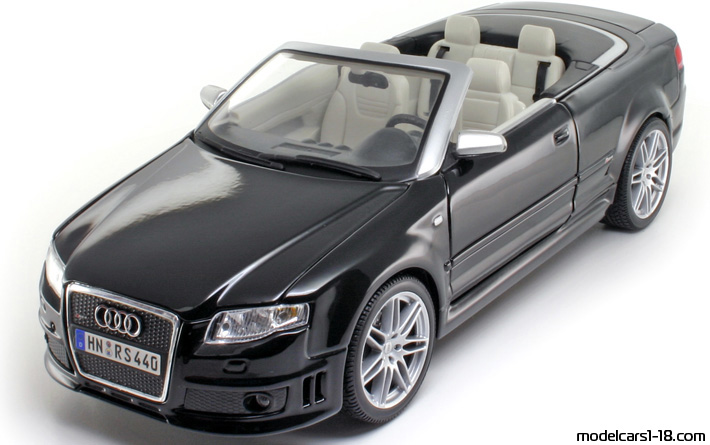2007 - Audi RS4 Cabriolet (B7) Maisto 1/18 (Schwarz) Vorne linke Seite