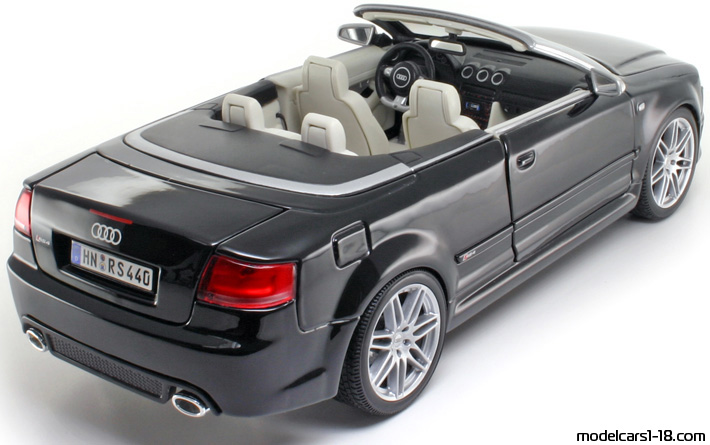 2007 - Audi RS4 Cabriolet (B7) Maisto 1/18 (Schwarz) Hinten rechte seite