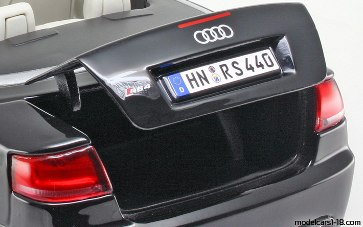 2007 - Audi RS4 Cabriolet (B7) Maisto 1/18 (Schwarz) Kofferraum / Klappbare Scheinwerfer