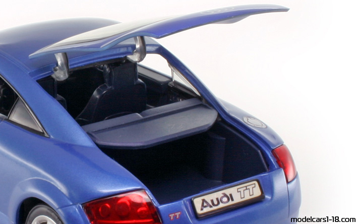 1998 - Audi TT (8N) Revell 1/18 (Blau) Kofferraum / Klappbare Scheinwerfer
