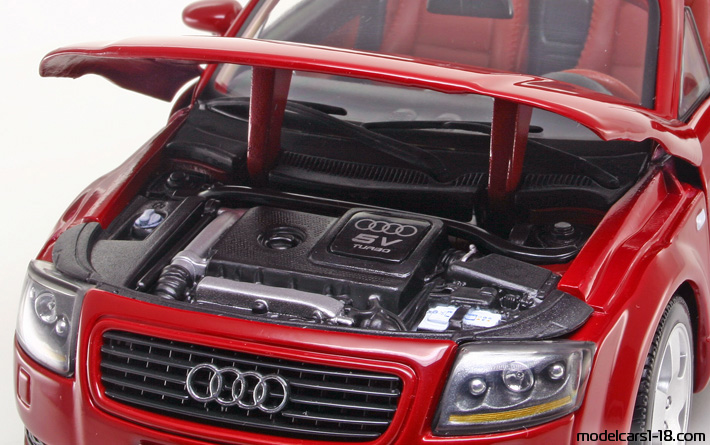 1998 - Audi TT Roadster (8N) Maisto 1/18 (Rot) Motor