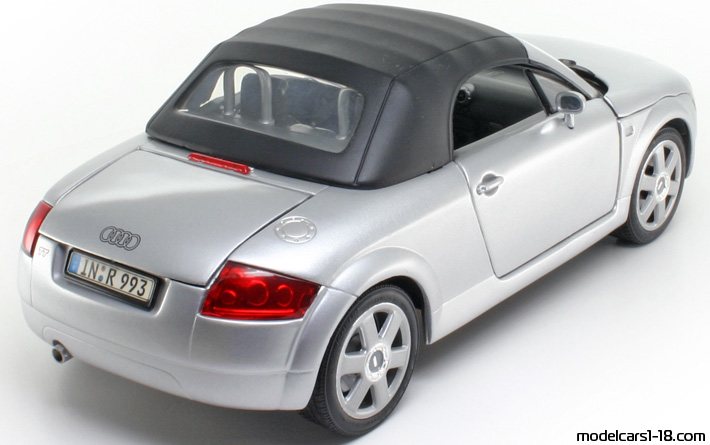 1998 - Audi TT Roadster (8N) Revell 1/18 (Hellsilber) Hinten rechte seite