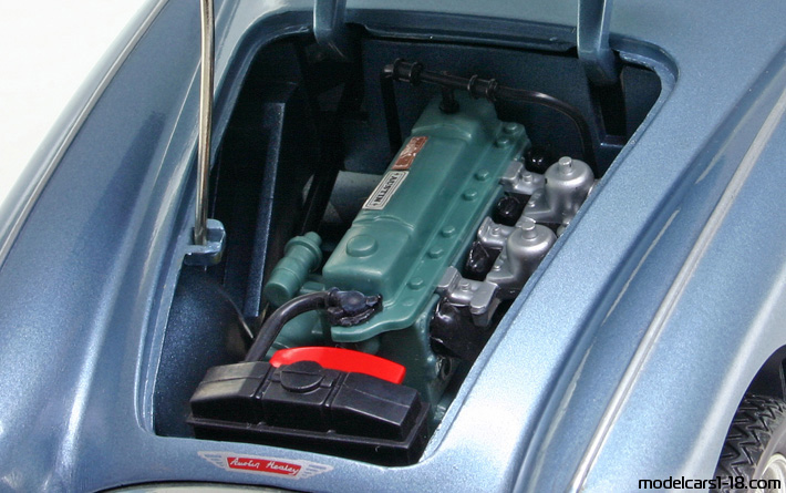 1961 - Austin Healey 3000 Mk II ERTL 1/18 (Blau / Weiß) Motor