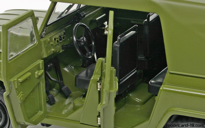 1965 - BAIC Beijing Jeep BJ212 GMP 1/18 (Braun) Innenraum Armaturenbrett