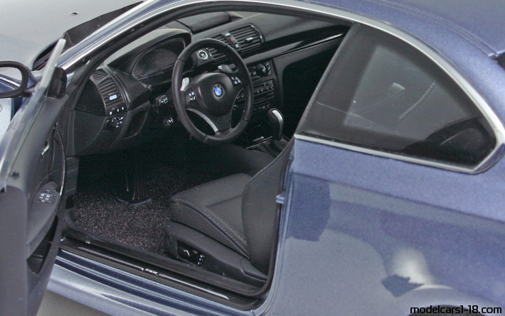 2009 - BMW 135i (E82) Kyosho 1/18 (Blau) Innenraum Armaturenbrett