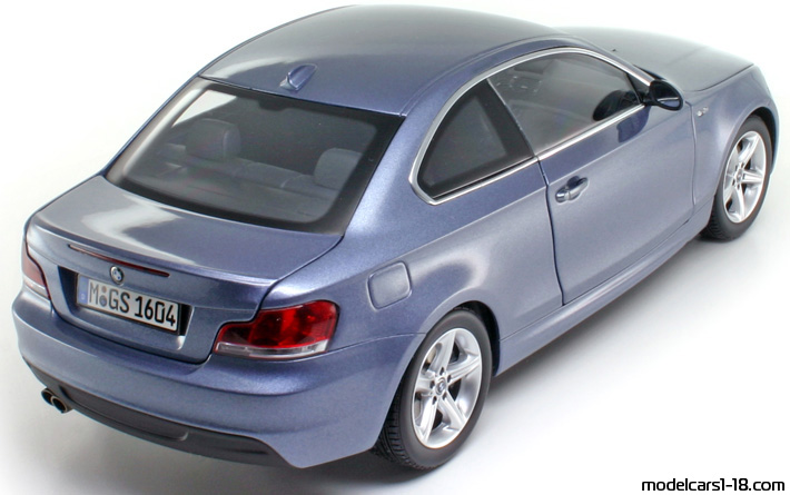 2009 - BMW 135i (E82) Kyosho 1/18 (Blau) Hinten rechte seite