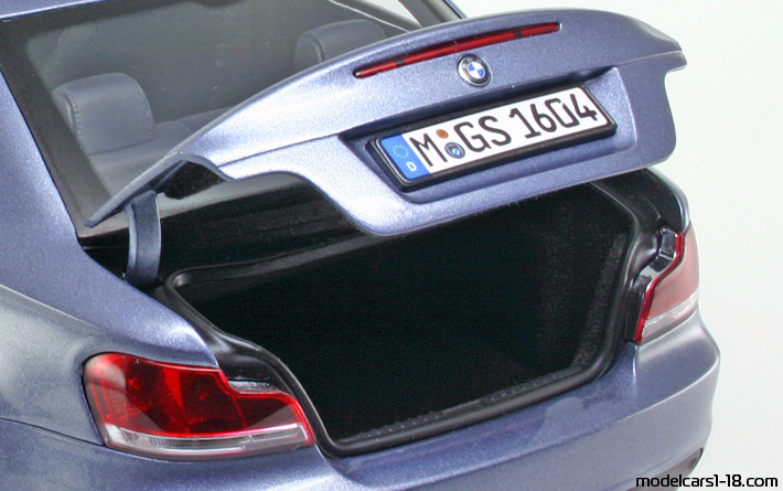 2009 - BMW 135i (E82) Kyosho 1/18 (Blau) Kofferraum / Klappbare Scheinwerfer
