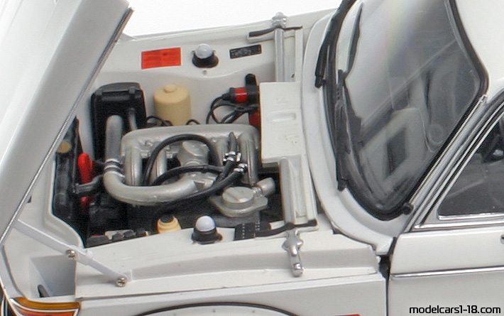 1973 - BMW 2002 Turbo AutoArt 1/18 (Weiß) Motor