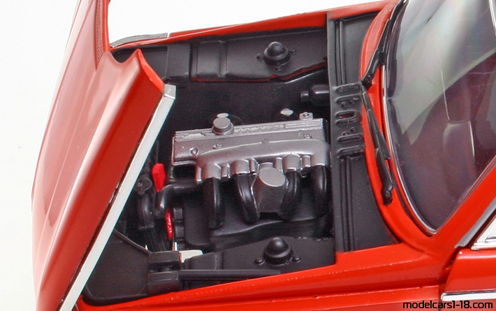 1971 - BMW 2002 tii Anson 1/18 (Rot) Motor