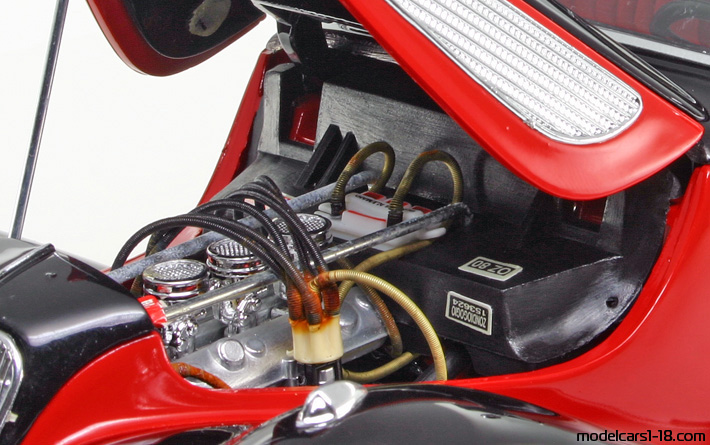 1937 - BMW 327 Guiloy 1/18 (Schwarz / Rot) Motor