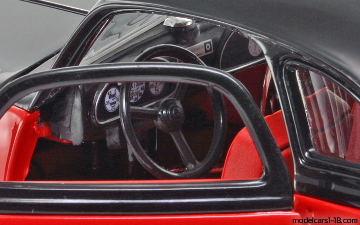 1937 - BMW 327 Guiloy 1/18 (Schwarz / Rot) Innenraum Armaturenbrett