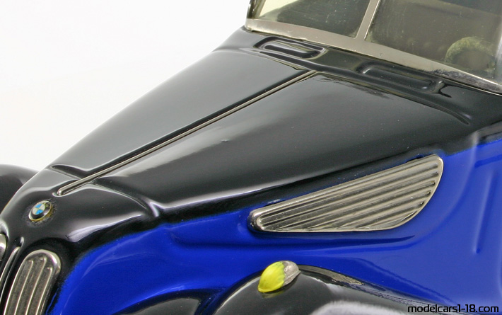 1937 - BMW 327 Schuco 1/18 (Blau / Schwarz) Motor