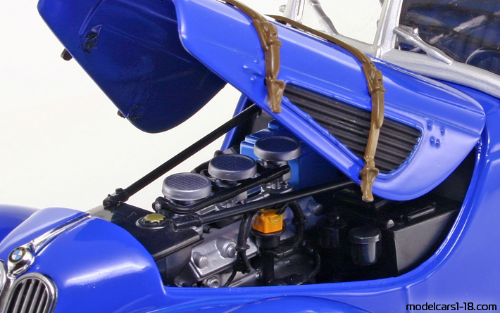 1936 - BMW 328 Ricko 1/18 (Blau) Motor