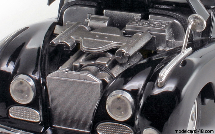 1955 - BMW 502 Maisto 1/18 (Schwarz) Motor