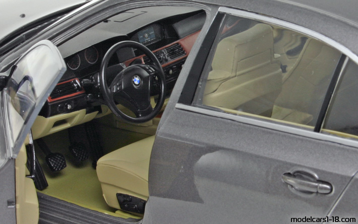 2003 - BMW 530i (E60) Jadi 1/18 (Grau) Innenraum Armaturenbrett