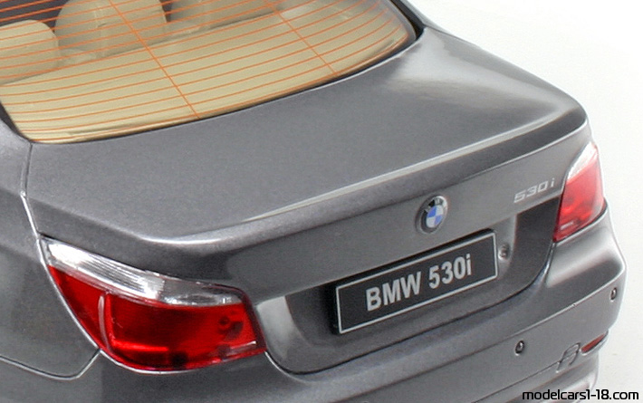 2003 - BMW 530i (E60) Jadi 1/18 (Grau) Kofferraum / Klappbare Scheinwerfer