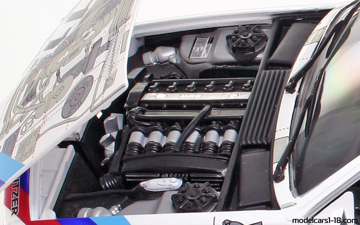 1986 - BMW 635 CSi (E24) Anson 1/18 (Weiß) Motor