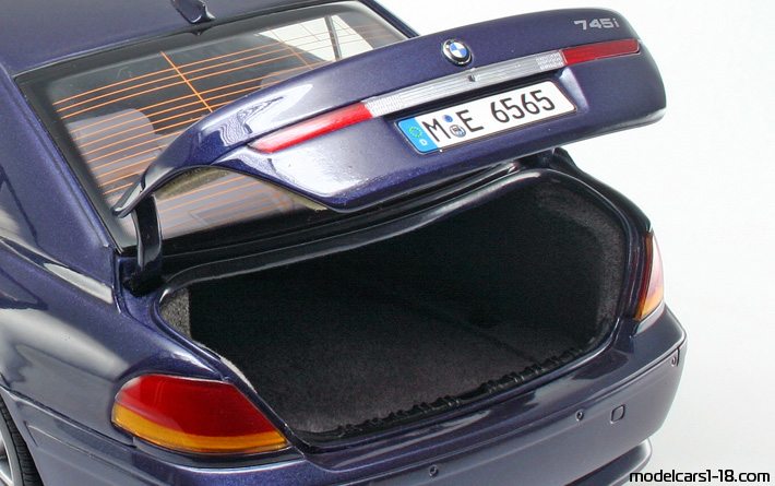 2002 - BMW 745i (E65) Kyosho 1/18 (Blau) Kofferraum / Klappbare Scheinwerfer