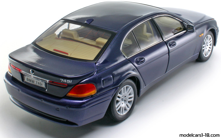 2002 - BMW 745i (E65) Welly 1/18 (Blau) Hinten rechte seite